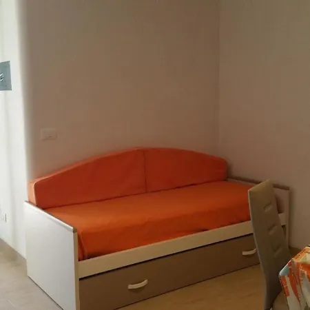 Apartment Repraesentative Zwei-zimmer-wohnung Mit Veranda Und Garten *