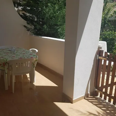 Repraesentative Zwei-zimmer-wohnung Mit Veranda Und Garten * Vieste